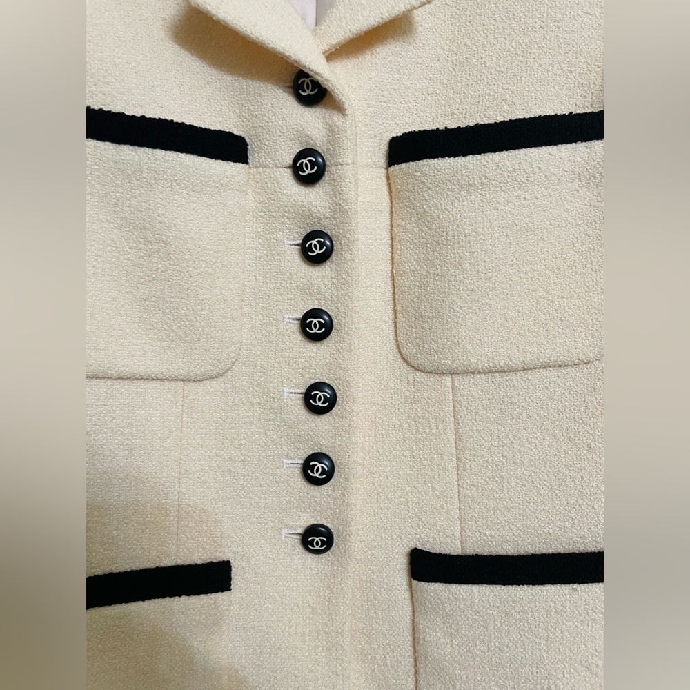 Vintage CHANEL Ivory & Black Bouclé Tweed Skirt Suit - Picture 4 of 13